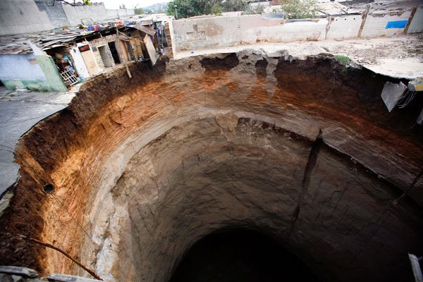 Guatemalan sink hole. Portal.